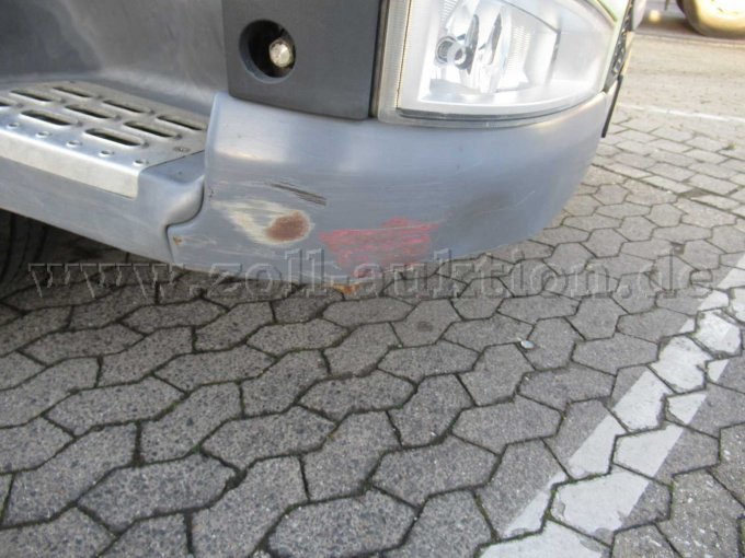 Einstieg und Stoßfänger verformt