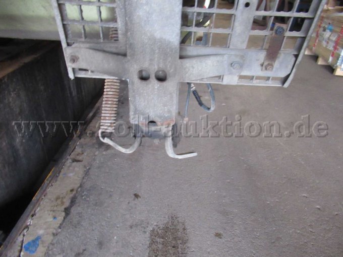 Trittstufe hinter rechts verformt