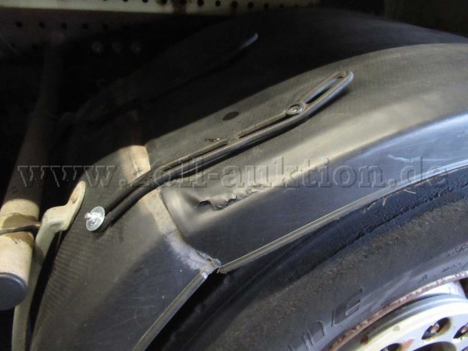 Kotflügelabdeckung gerissen