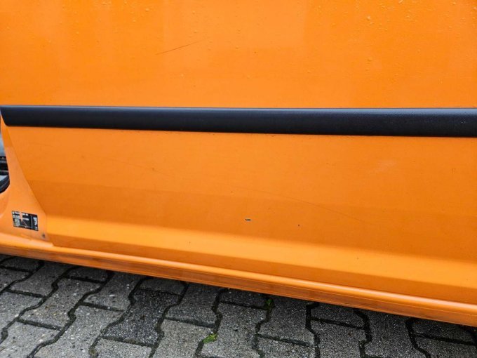Mittig vorne, Lack geht ab und Kratzer.