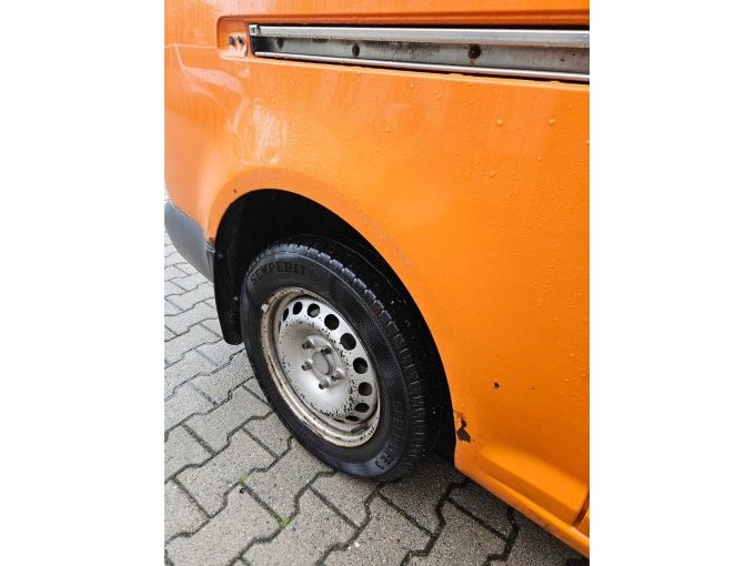hinten rechts Lack geht ab, Rost.