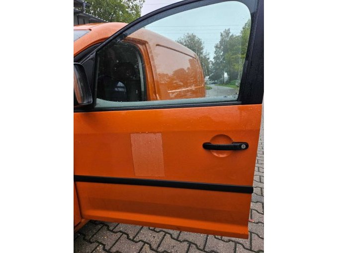Fahrertüre, man sieht wo Beklebung angebracht war.