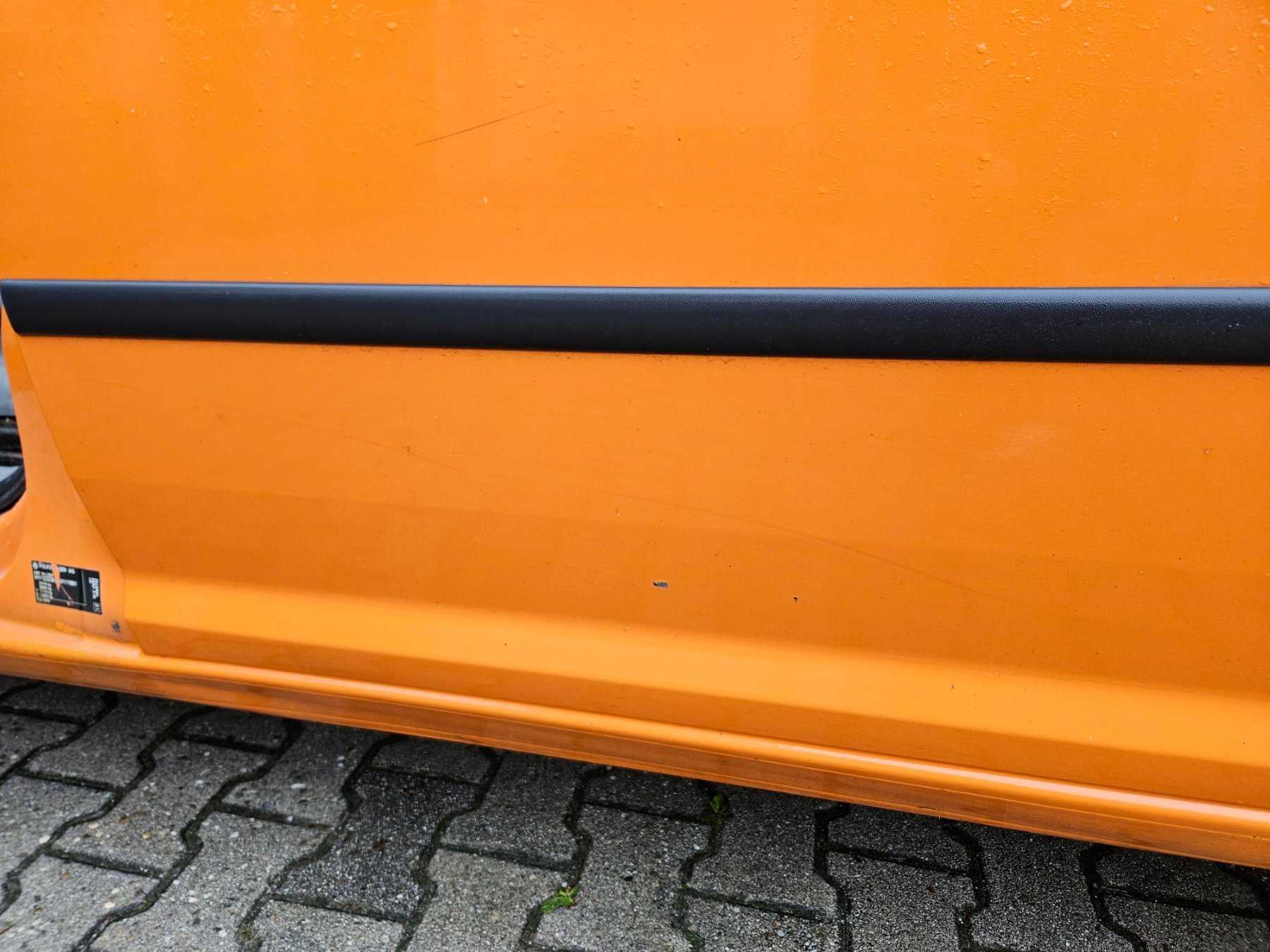 Mittig vorne, Lack geht ab und Kratzer.