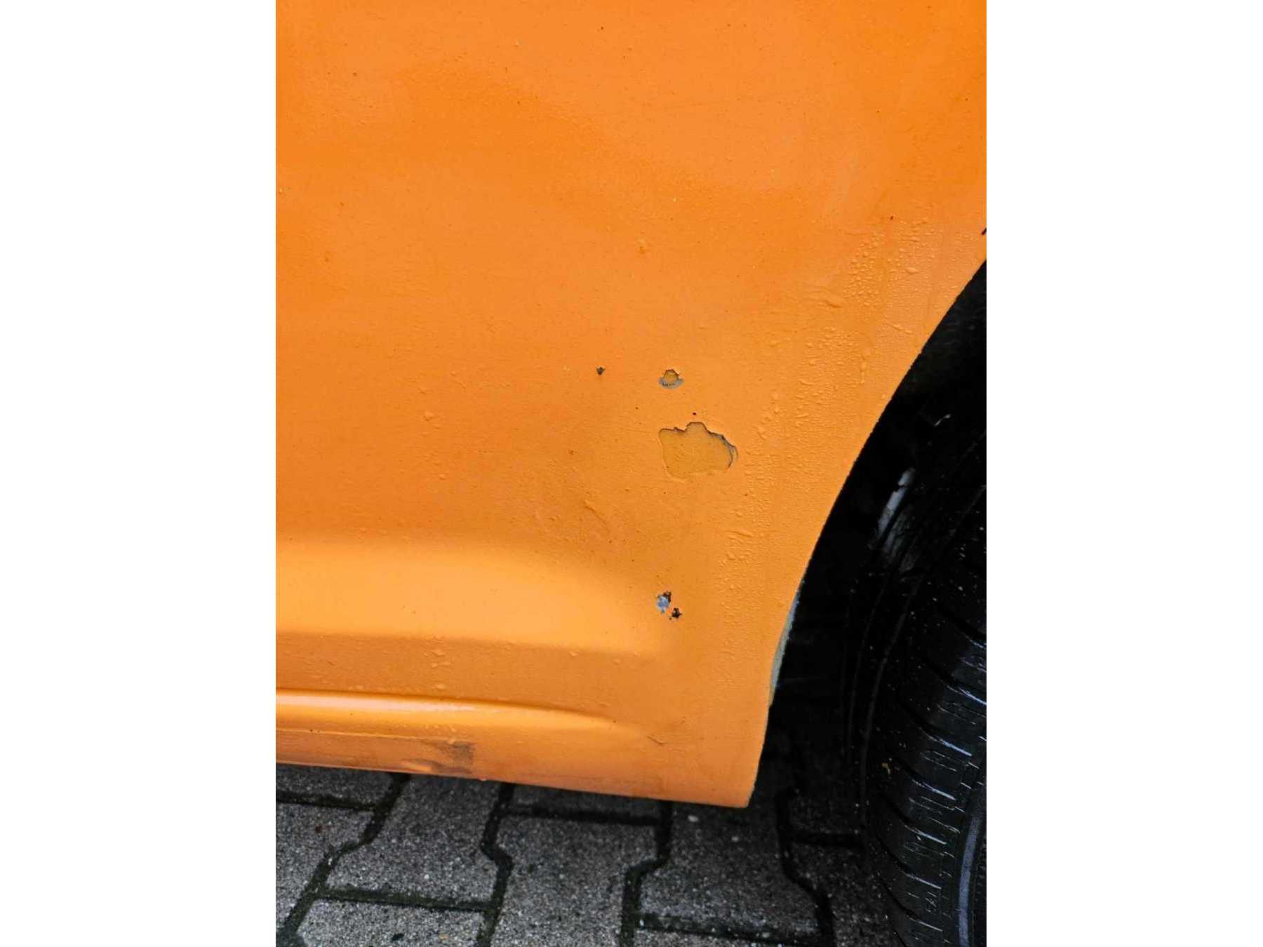 Hinten rechts Lack geht ab.