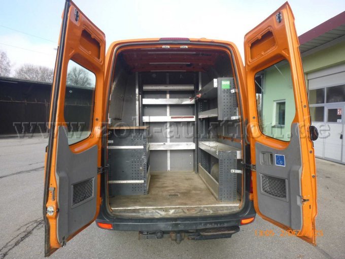 Hinten mit geöffneten Türen und Innenausbau der Fa. Pro Lux