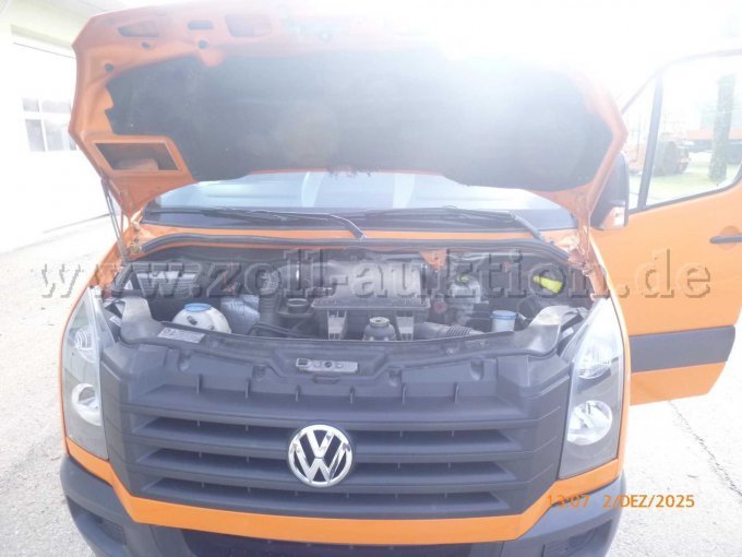 Motorraum mit geöffneter Motorhaube. Vorne