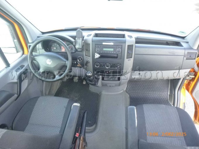 Amaturenbrett mit Vordersitzen und Fußraum mit Gummimatten und Armlehnen links und rechts Stoff verschliessen beschädigt.