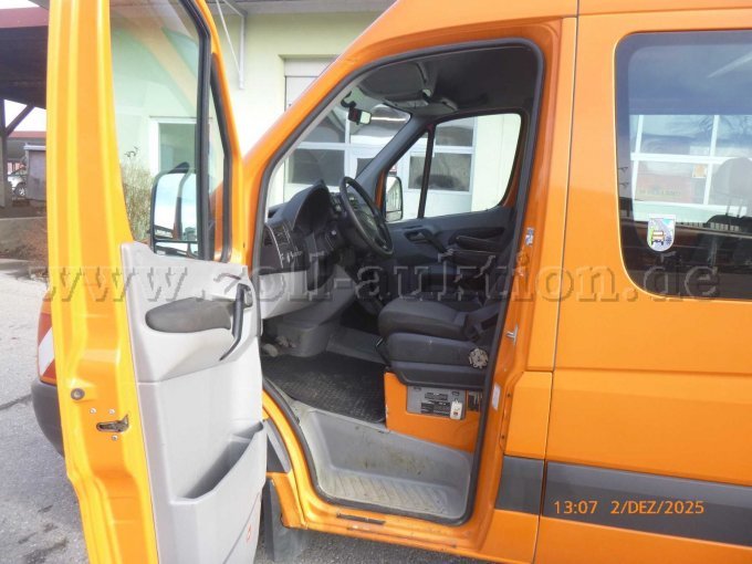 Türe vorne rechts geöffnet mit Einstieg und Sitz