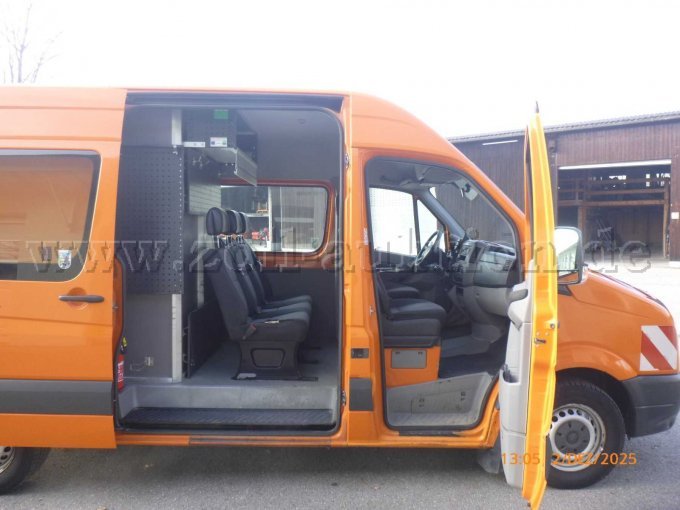 Seitlich rechts mit Schiebetüre und Sitzen vorne und Sitzbank hinten