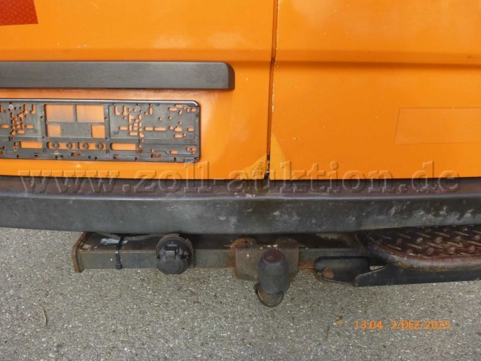 Anhängekupplung und Trittbrett hinten rechts.
Heckflügeltüren  unten verbeult und Roststellen ausgebessert