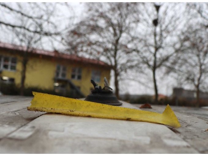 Ansicht Dach mit Klebestreifen 
Abbau polizeitypischer Ausrüstung