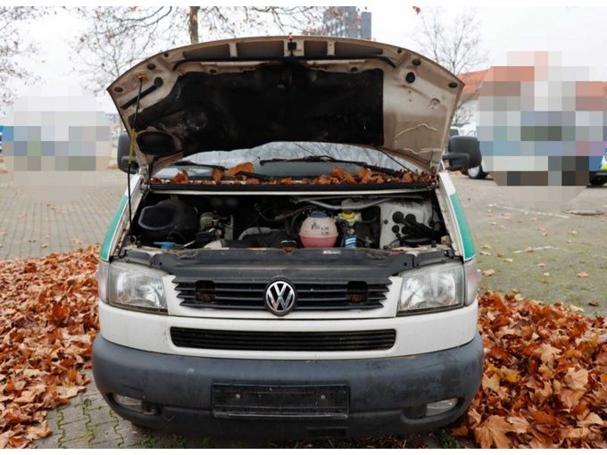 Ansicht geöffnete Motorhaube