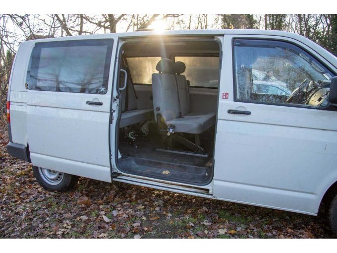 Ansicht Beifahrerseite geöffnete Fahrgasttür