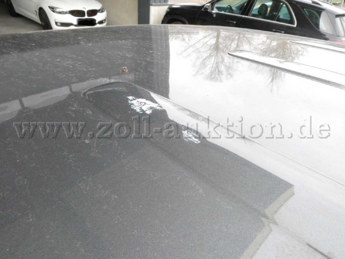 Fahrzeugdach eingedrückt, verformt
