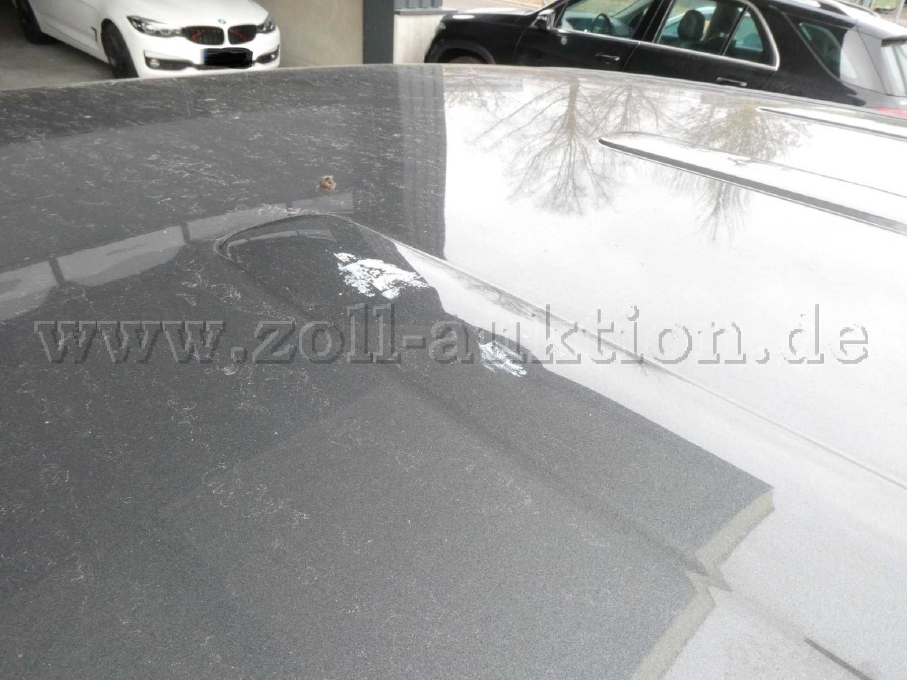 Fahrzeugdach eingedrückt, verformt