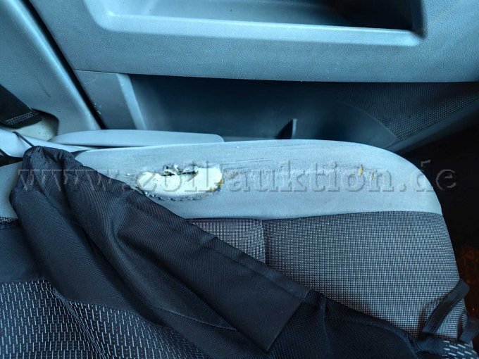 Riss Sitzfläche Fahrersitz