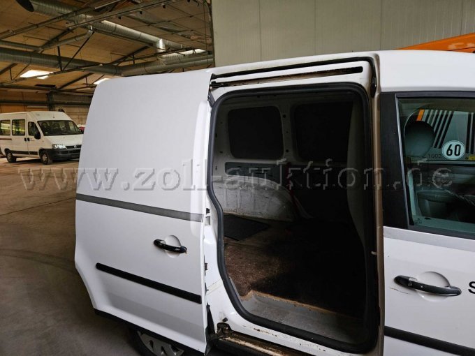 Seitenansicht geöffnete Tür