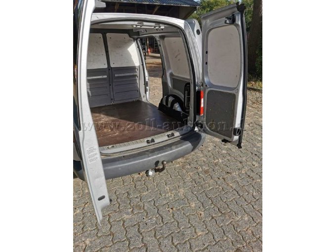 Laderaum mit Schiebetür auf