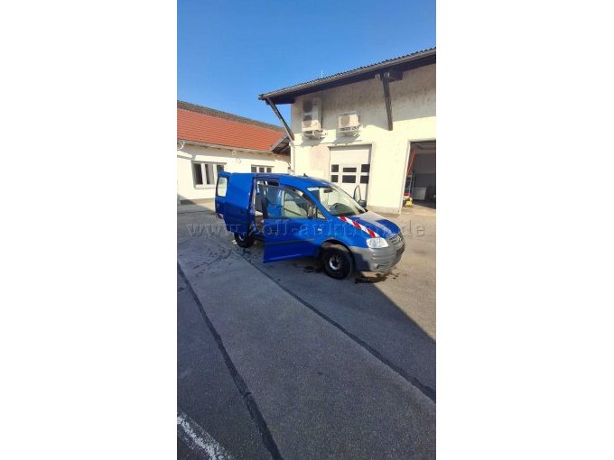 Ansicht Beifahrerseite mit geöffneten Türen