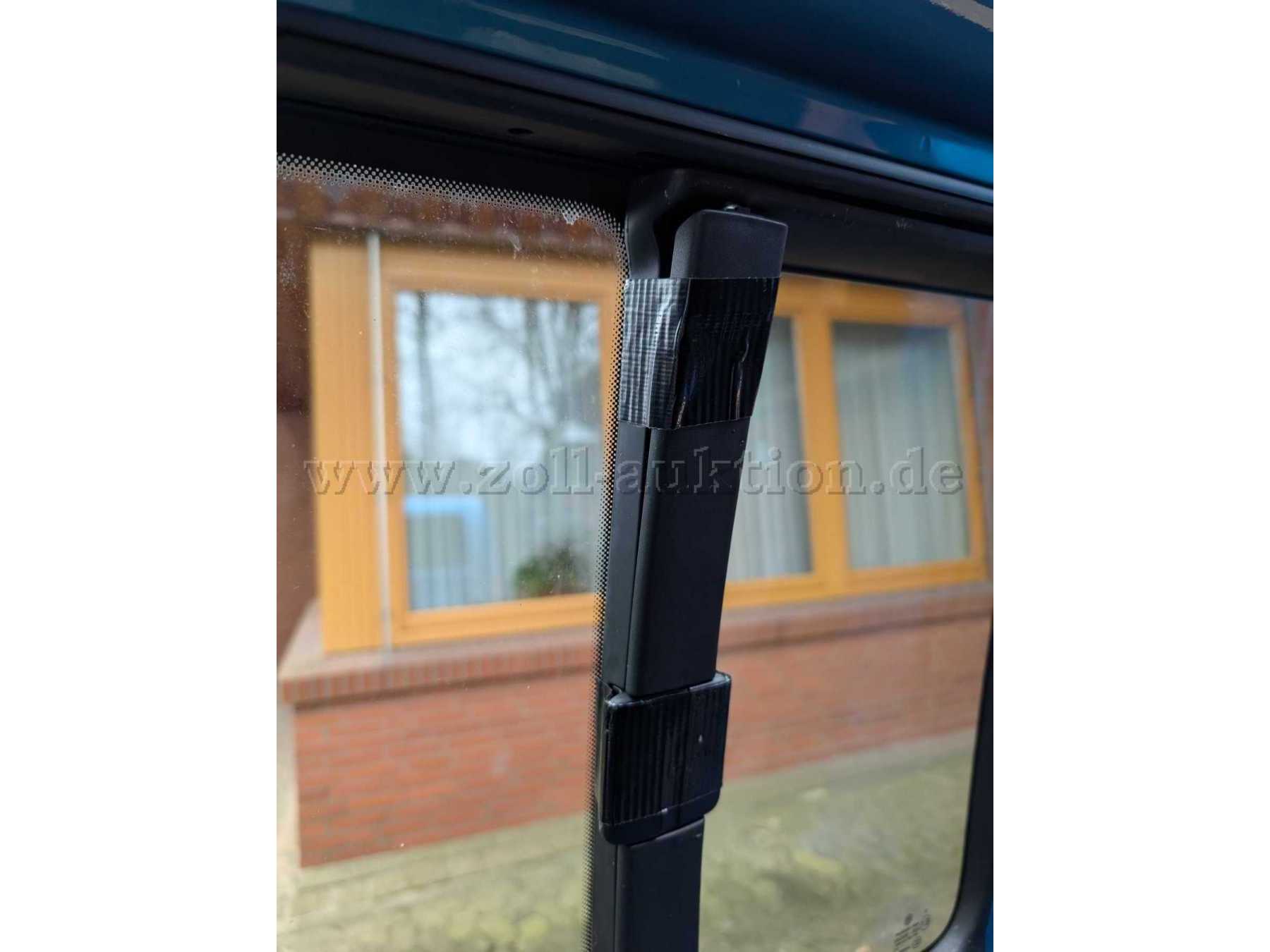 behelfsmäßig befestigte Verkleidung/Scheibe