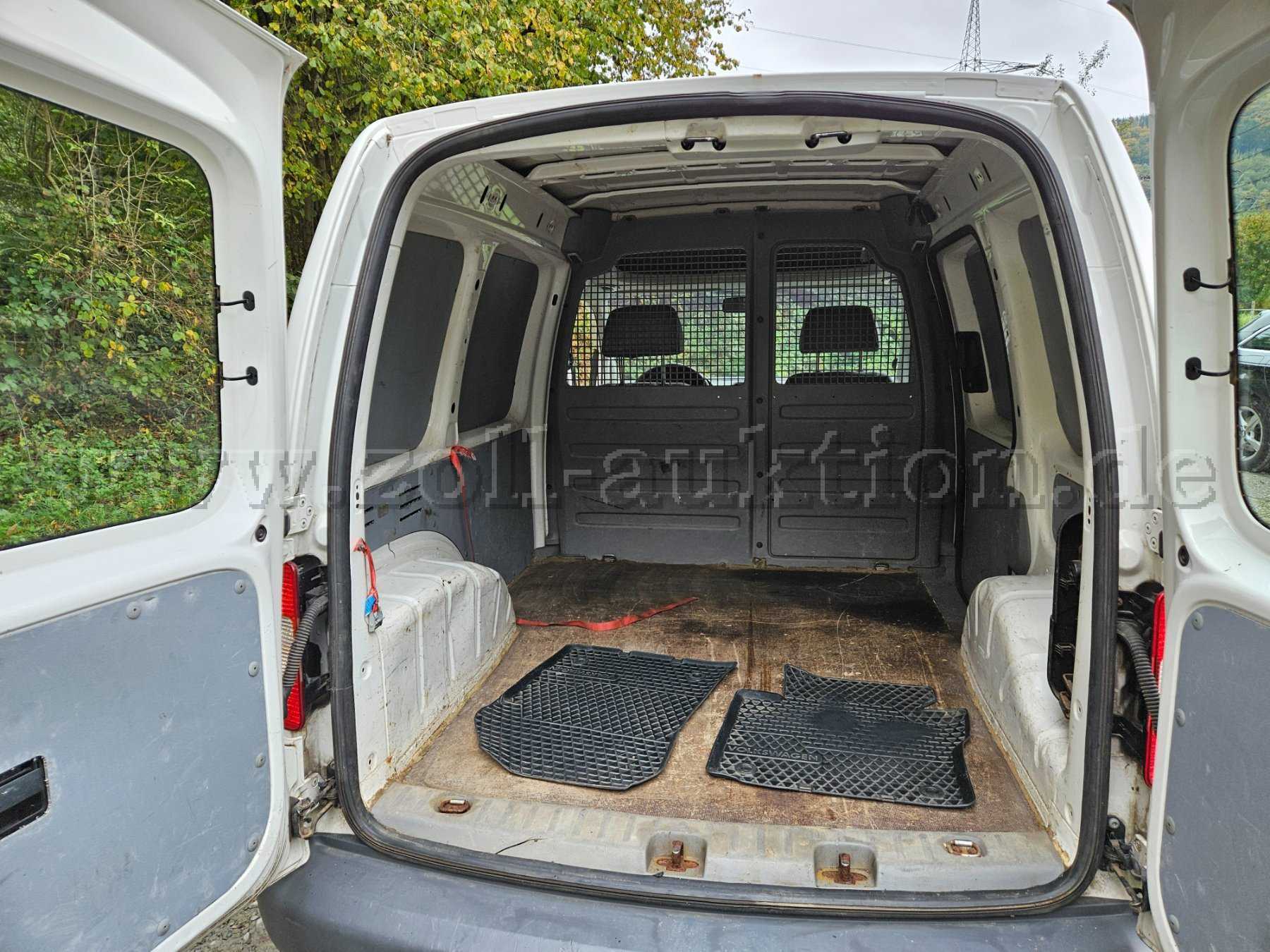 Rückansicht geöffnete Türen