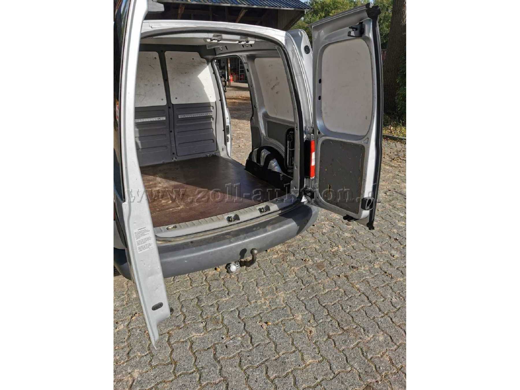 Laderaum mit Schiebetür auf