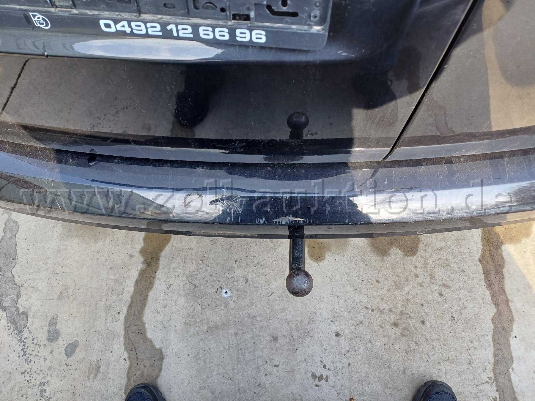 VW Caddy - Stoßstange hinten und Ladekante mit Kratzer und Dellen