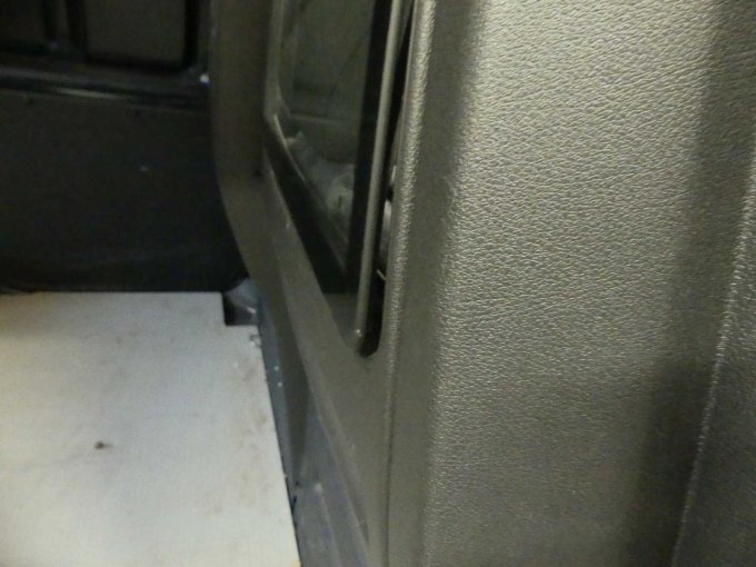 mangelhafte Befestigung Fenster rechts Laderaumtrennwand