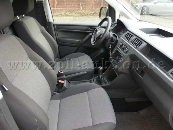 Einstieg und Fahrgastraum vorn rechts