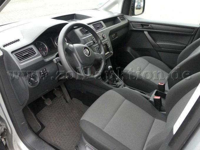 Einstieg und Fahrgastraum vorn links