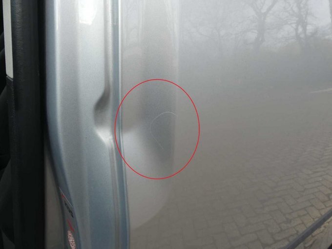 Beispiel-Schaden Kratzer Delle Seitenwand links