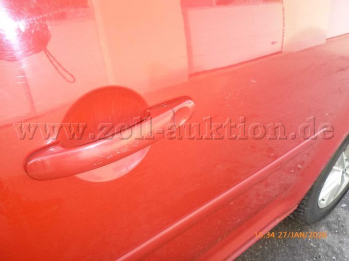 Kratzer und leichte Beulen ringsum.