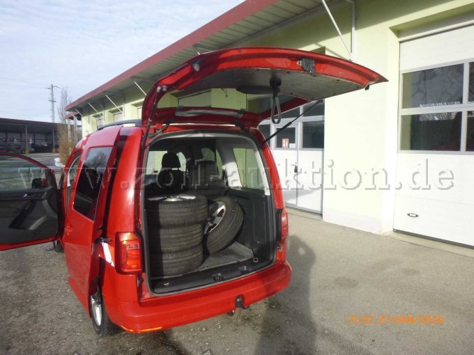 Von hinten Heckklappe geöffnet mit 1 Satz Sommerräder Aluräder 4 Stück