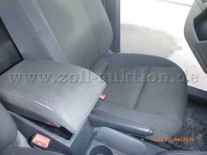 Flecken auf Fahrersitzkissen und Verschleiß und Flecken auf Mittelarmlehne vorne