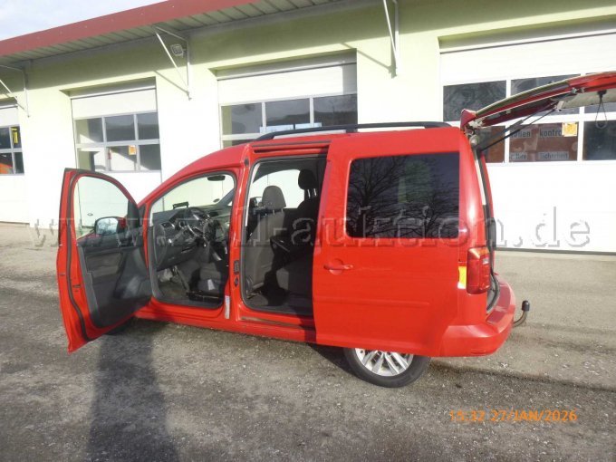 Seitlich links mit geöffneter Tür und Schiebetür