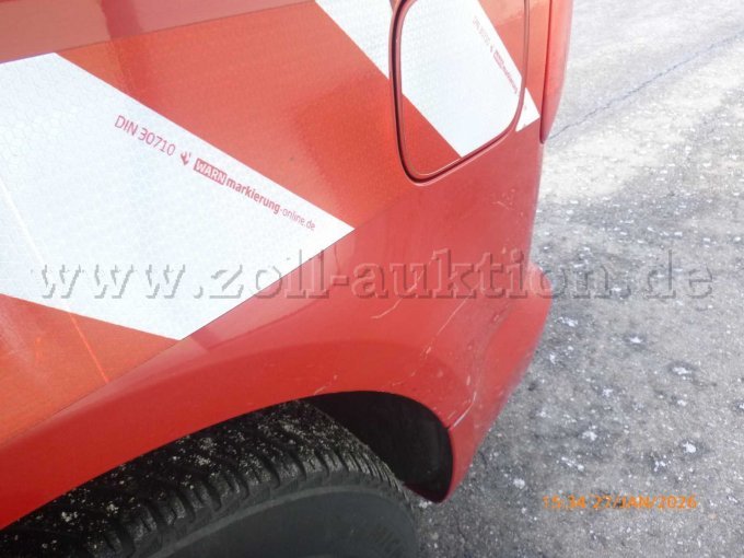 Klarlackabblätterung und Kratzer hinten links an Ecke Kotflügel