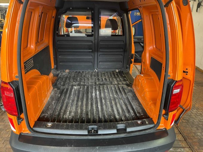 1 VW Caddy Kasten 2,0l TDI -Hagelschaden – foto 7 – kavel bij Zoll-Auktion, Bad Tölz