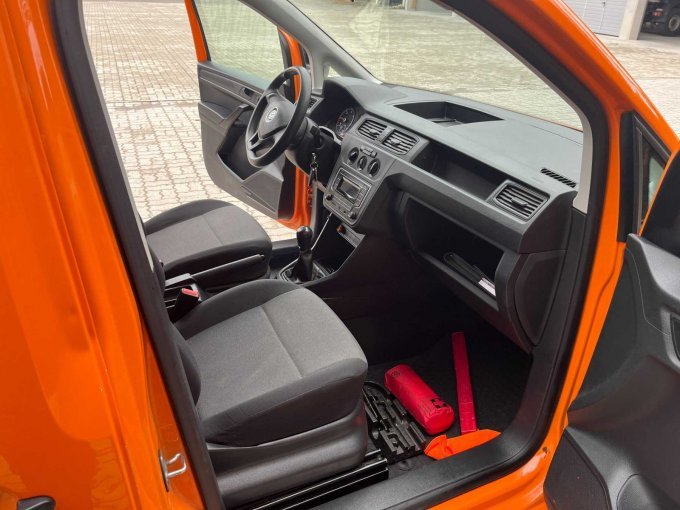 1 VW Caddy Kasten 2,0l TDI -Hagelschaden – foto 5 – kavel bij Zoll-Auktion, Bad Tölz