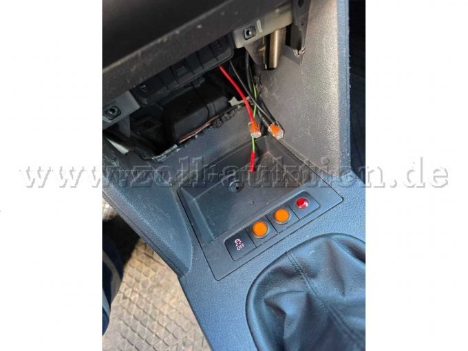 Ausbauspuren an der Mittelkonsole