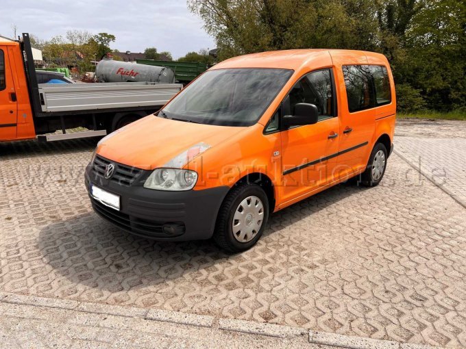 Auf diesem Bild ist der "Caddy Life" als Kastenwagen schräg von vorne in Richtung der Fahrerseite zu erkennen.