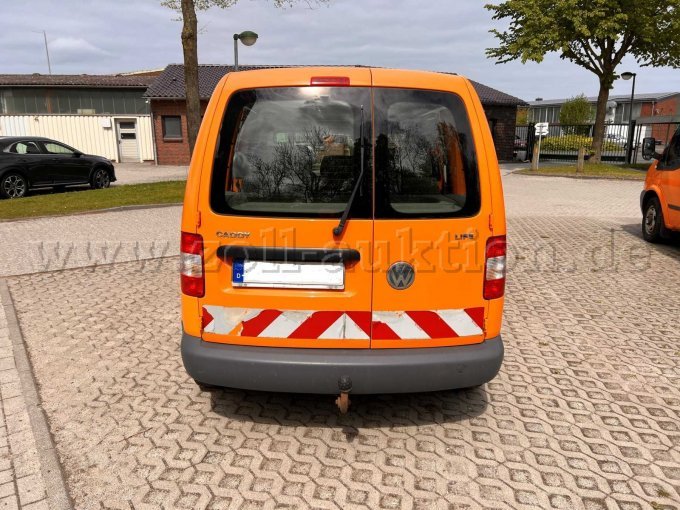 Hier sehen Sie die Heckansicht vom Caddy. Die beiden Klapptüren sind am unteren Rand mit der für den kommunalen Einsatz vorgeschriebenen rotweißen Warnmarkierung beklebt.
