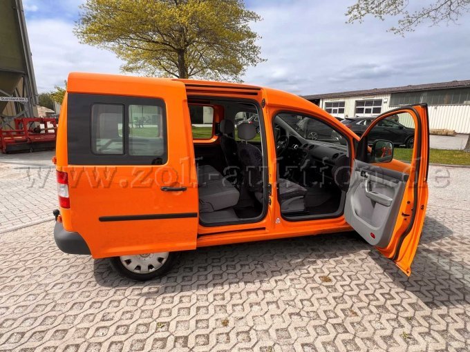 Auf diesem Foto ist der Kastenwagen von der Beifahrerseite mit offener Schiebetür und offener Beifahrertür zu sehen, auch hier kann man die Roststellen am Schweller erkennen.