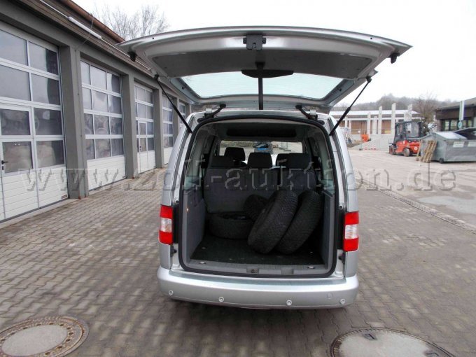 Kofferraum mit Winterreifen