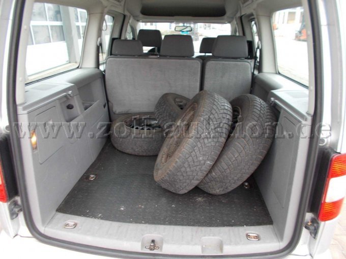 Kofferraum mit Winterreifen