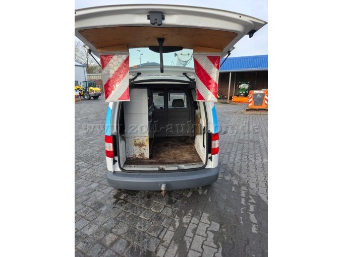 Heckklappe geöffnet, Warntücher erkennbar