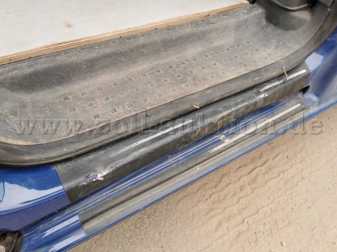 Gebrauchspuren am Einstieg auf der Fahrerseite