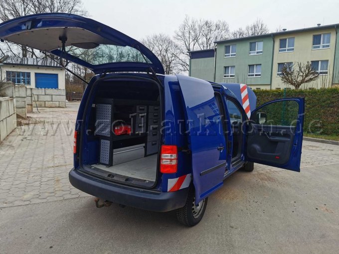 Ansicht von hinten mit geöffneten Türen