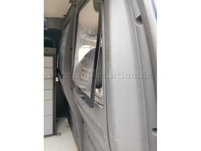 ausgebrochene Scheibe in der Trennwand