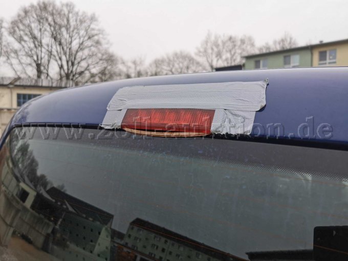 provisorisch befestigte 3. Bremsleuchte in der Heckklappe