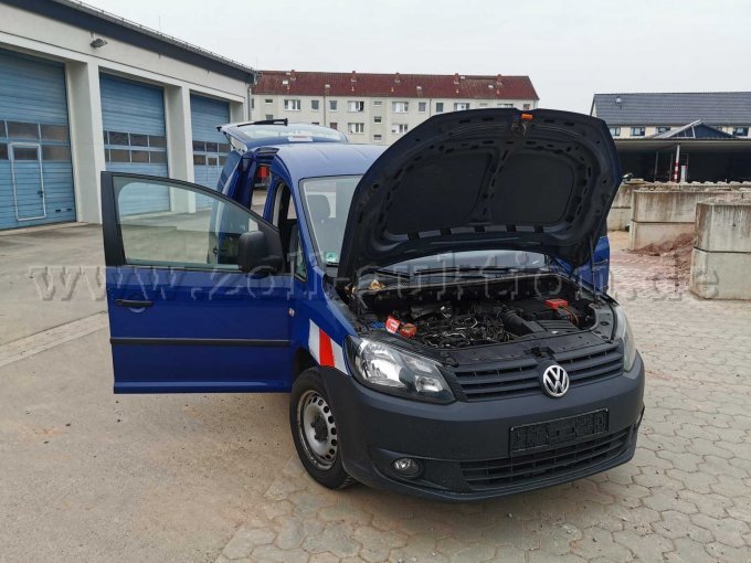 Vorderansicht mit geöffneter Motorhaube